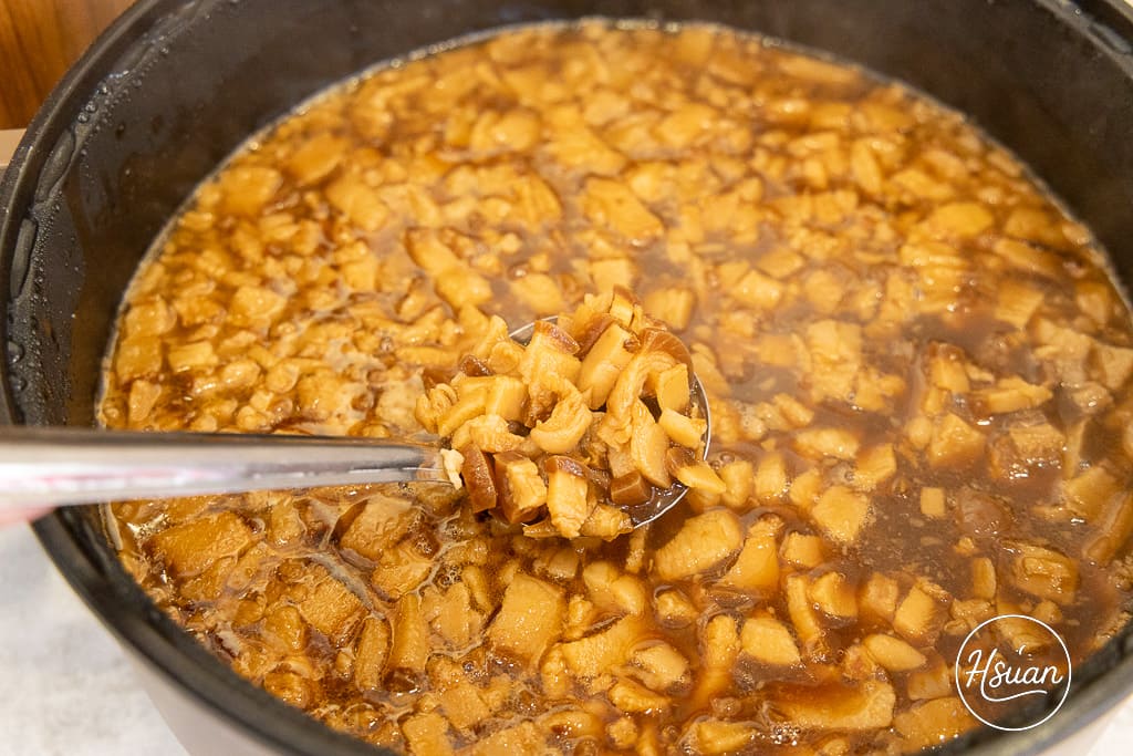 竹北平價小火鍋推薦｜鍋娘娘自選炒料的石頭火鍋 湯頭超鮮！自助吧滷肉飯、王子麵類手搖飲料冰品無限吃到飽 @About Hsuan美美媽咪親子美食旅遊