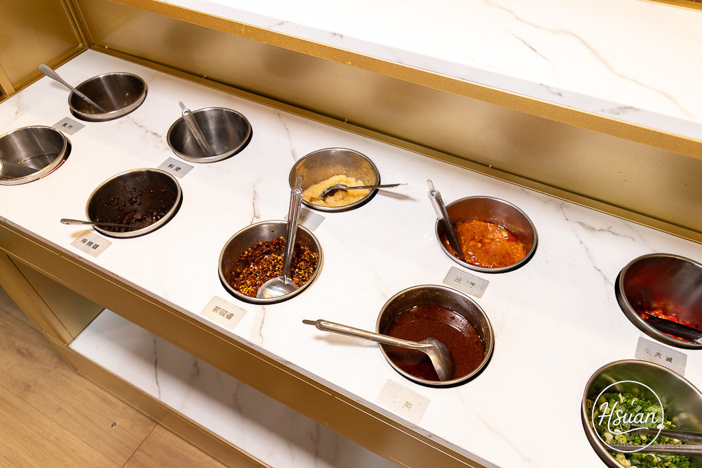 竹北平價小火鍋推薦｜鍋娘娘自選炒料的石頭火鍋 湯頭超鮮！自助吧滷肉飯、王子麵類手搖飲料冰品無限吃到飽 @About Hsuan美美媽咪親子美食旅遊