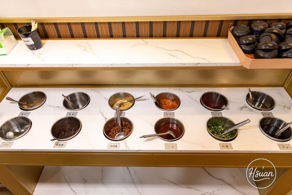 竹北平價小火鍋推薦｜鍋娘娘自選炒料的石頭火鍋 湯頭超鮮！自助吧滷肉飯、王子麵類手搖飲料冰品無限吃到飽 @About Hsuan美美媽咪親子美食旅遊