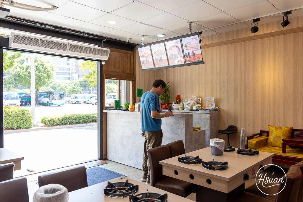 竹北平價小火鍋推薦｜鍋娘娘自選炒料的石頭火鍋 湯頭超鮮！自助吧滷肉飯、王子麵類手搖飲料冰品無限吃到飽 @About Hsuan美美媽咪親子美食旅遊