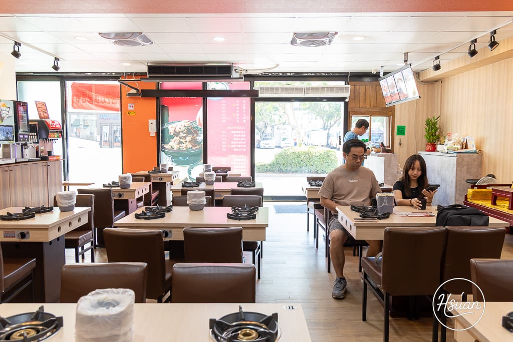 竹北平價小火鍋推薦｜鍋娘娘自選炒料的石頭火鍋 湯頭超鮮！自助吧滷肉飯、王子麵類手搖飲料冰品無限吃到飽 @About Hsuan美美媽咪親子美食旅遊