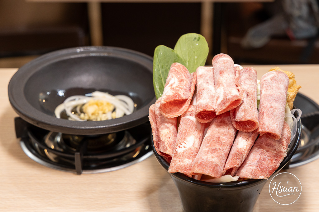 竹北平價小火鍋推薦｜鍋娘娘自選炒料的石頭火鍋 湯頭超鮮！自助吧滷肉飯、王子麵類手搖飲料冰品無限吃到飽 @About Hsuan美美媽咪親子美食旅遊
