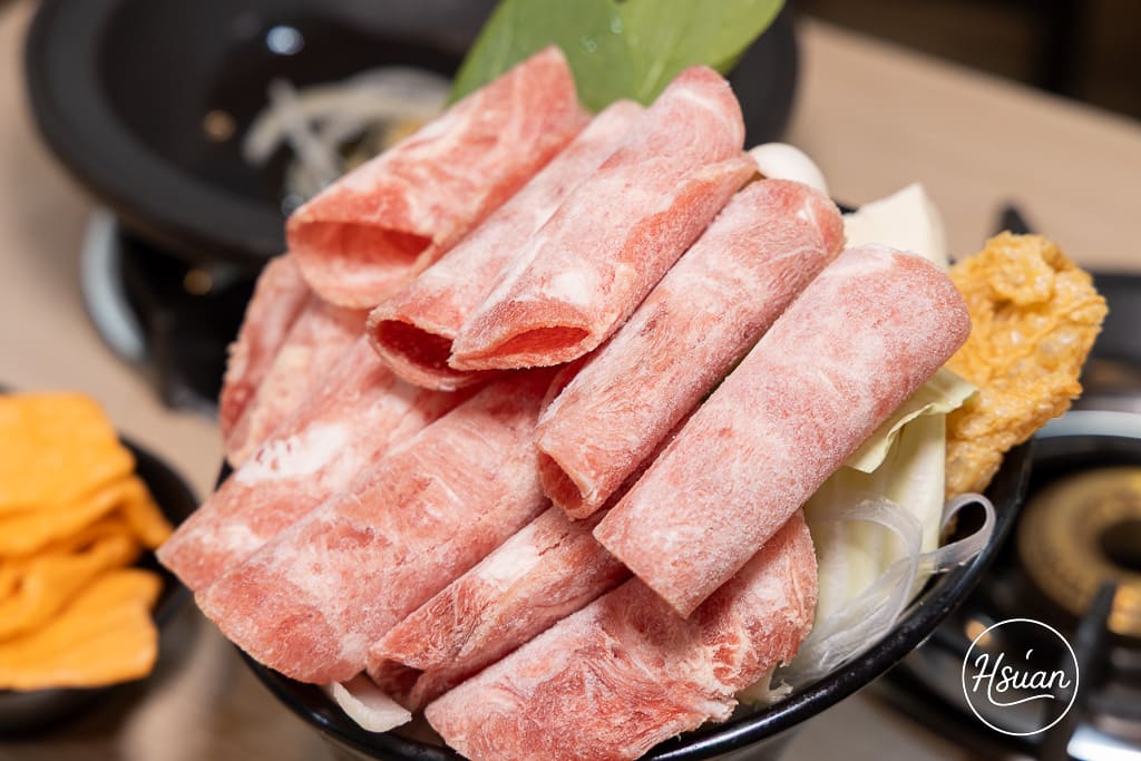 竹北平價小火鍋推薦｜鍋娘娘自選炒料的石頭火鍋 湯頭超鮮！自助吧滷肉飯、王子麵類手搖飲料冰品無限吃到飽 @About Hsuan美美媽咪親子美食旅遊