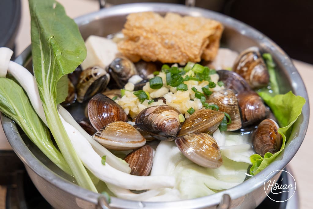 竹北平價小火鍋推薦｜鍋娘娘自選炒料的石頭火鍋 湯頭超鮮！自助吧滷肉飯、王子麵類手搖飲料冰品無限吃到飽 @About Hsuan美美媽咪親子美食旅遊