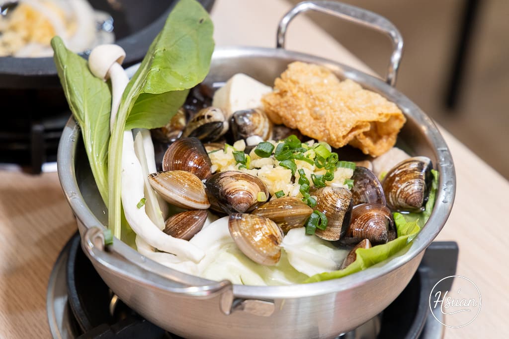 竹北平價小火鍋推薦｜鍋娘娘自選炒料的石頭火鍋 湯頭超鮮！自助吧滷肉飯、王子麵類手搖飲料冰品無限吃到飽 @About Hsuan美美媽咪親子美食旅遊