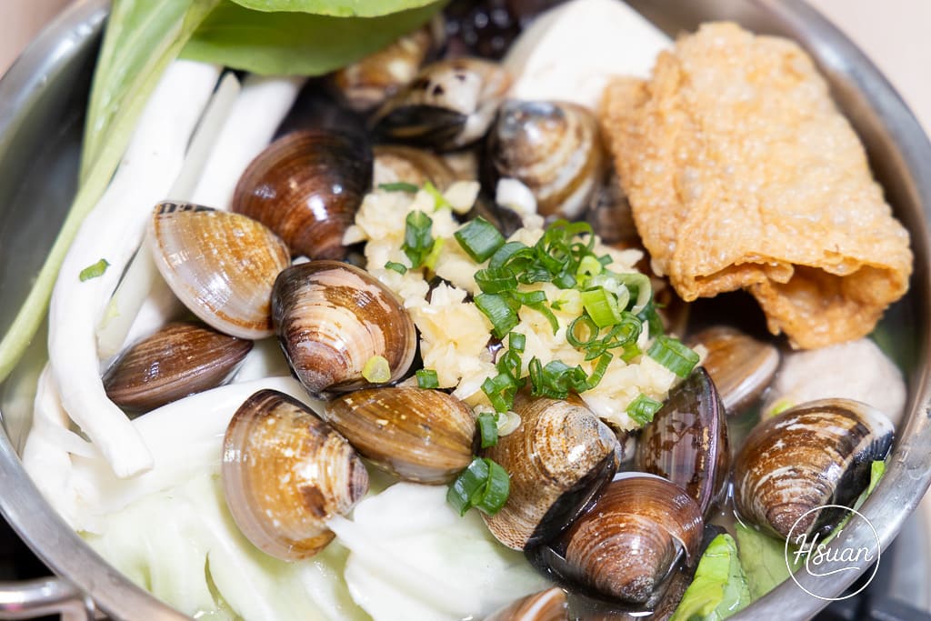 竹北平價小火鍋推薦｜鍋娘娘自選炒料的石頭火鍋 湯頭超鮮！自助吧滷肉飯、王子麵類手搖飲料冰品無限吃到飽 @About Hsuan美美媽咪親子美食旅遊