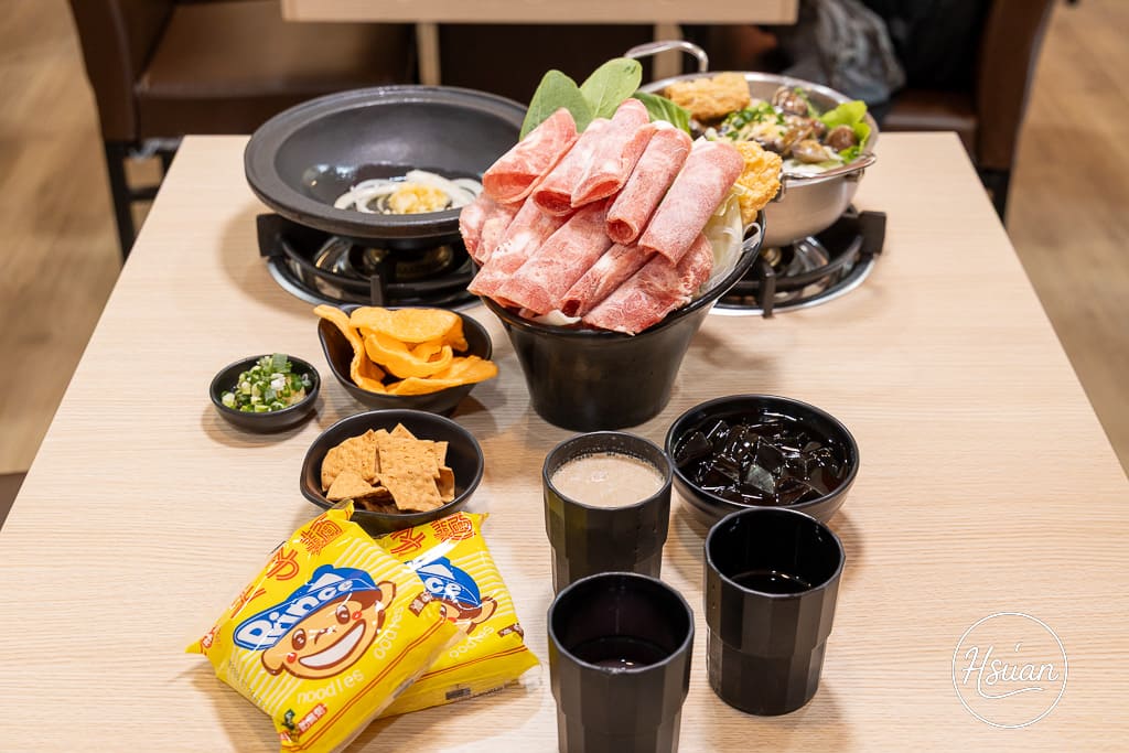 竹北平價小火鍋推薦｜鍋娘娘自選炒料的石頭火鍋 湯頭超鮮！自助吧滷肉飯、王子麵類手搖飲料冰品無限吃到飽 @About Hsuan美美媽咪親子美食旅遊