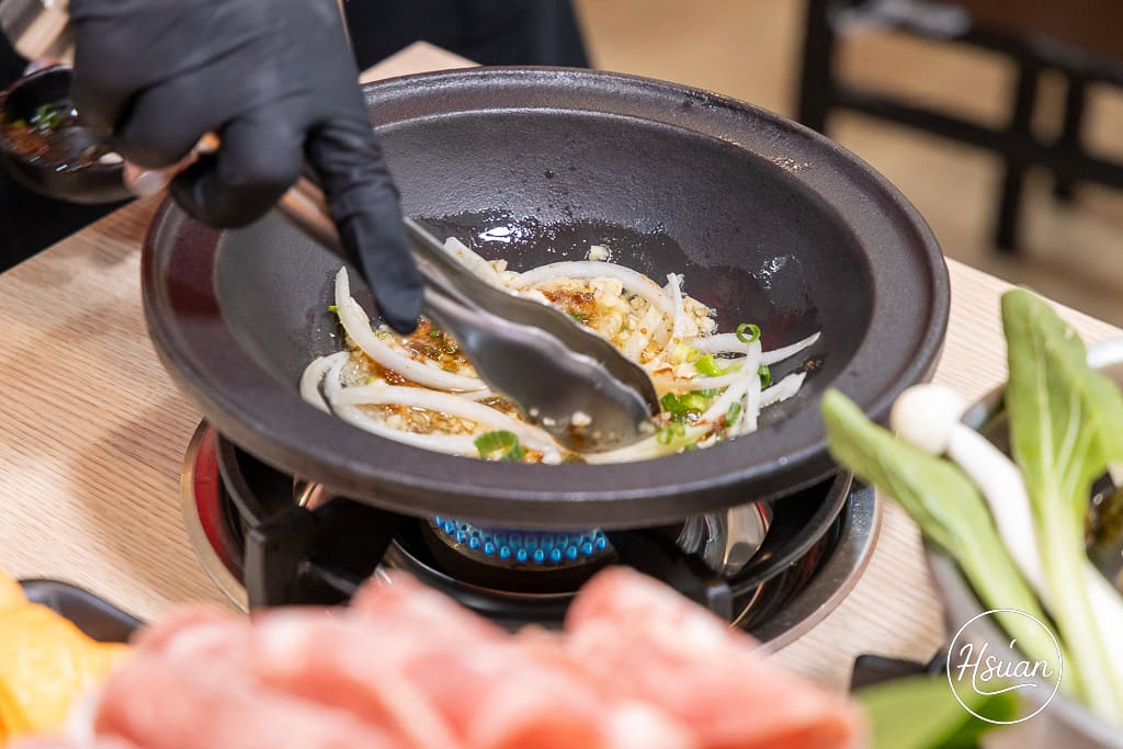 竹北平價小火鍋推薦｜鍋娘娘自選炒料的石頭火鍋 湯頭超鮮！自助吧滷肉飯、王子麵類手搖飲料冰品無限吃到飽 @About Hsuan美美媽咪親子美食旅遊