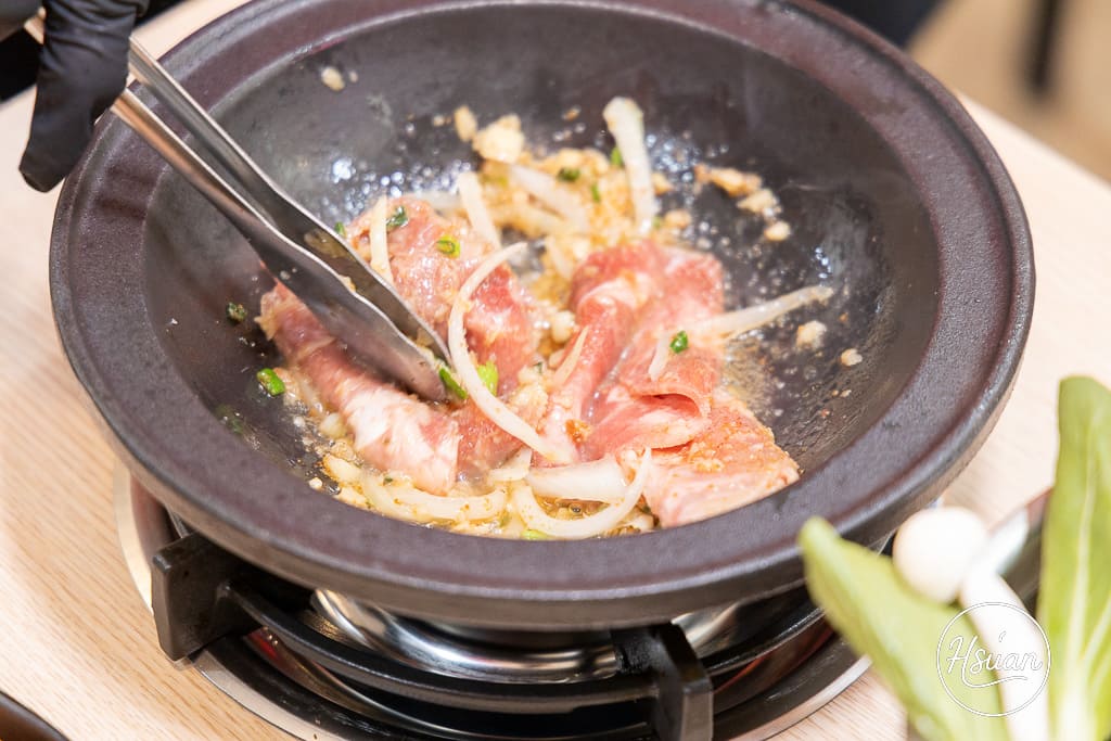 竹北平價小火鍋推薦｜鍋娘娘自選炒料的石頭火鍋 湯頭超鮮！自助吧滷肉飯、王子麵類手搖飲料冰品無限吃到飽 @About Hsuan美美媽咪親子美食旅遊