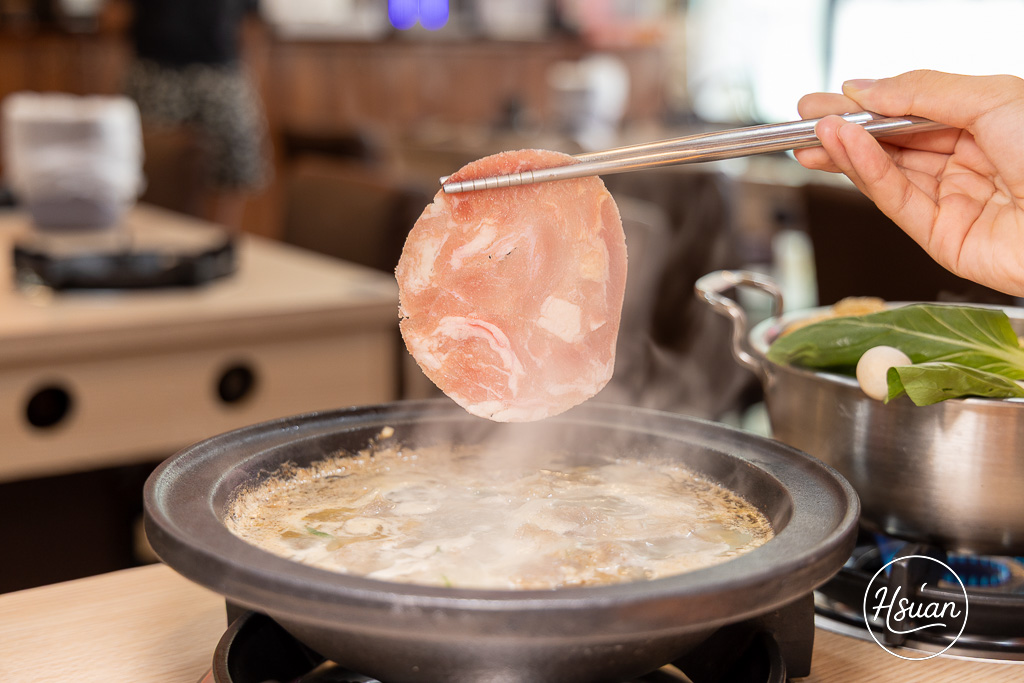 竹北平價小火鍋推薦｜鍋娘娘自選炒料的石頭火鍋 湯頭超鮮！自助吧滷肉飯、王子麵類手搖飲料冰品無限吃到飽 @About Hsuan美美媽咪親子美食旅遊