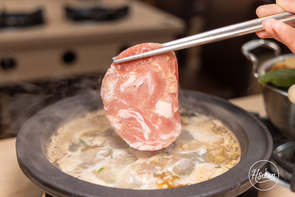 竹北平價小火鍋推薦｜鍋娘娘自選炒料的石頭火鍋 湯頭超鮮！自助吧滷肉飯、王子麵類手搖飲料冰品無限吃到飽 @About Hsuan美美媽咪親子美食旅遊