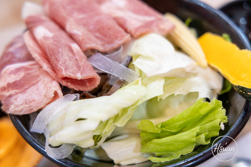 竹北平價小火鍋推薦｜鍋娘娘自選炒料的石頭火鍋 湯頭超鮮！自助吧滷肉飯、王子麵類手搖飲料冰品無限吃到飽 @About Hsuan美美媽咪親子美食旅遊