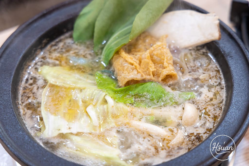 竹北平價小火鍋推薦｜鍋娘娘自選炒料的石頭火鍋 湯頭超鮮！自助吧滷肉飯、王子麵類手搖飲料冰品無限吃到飽 @About Hsuan美美媽咪親子美食旅遊