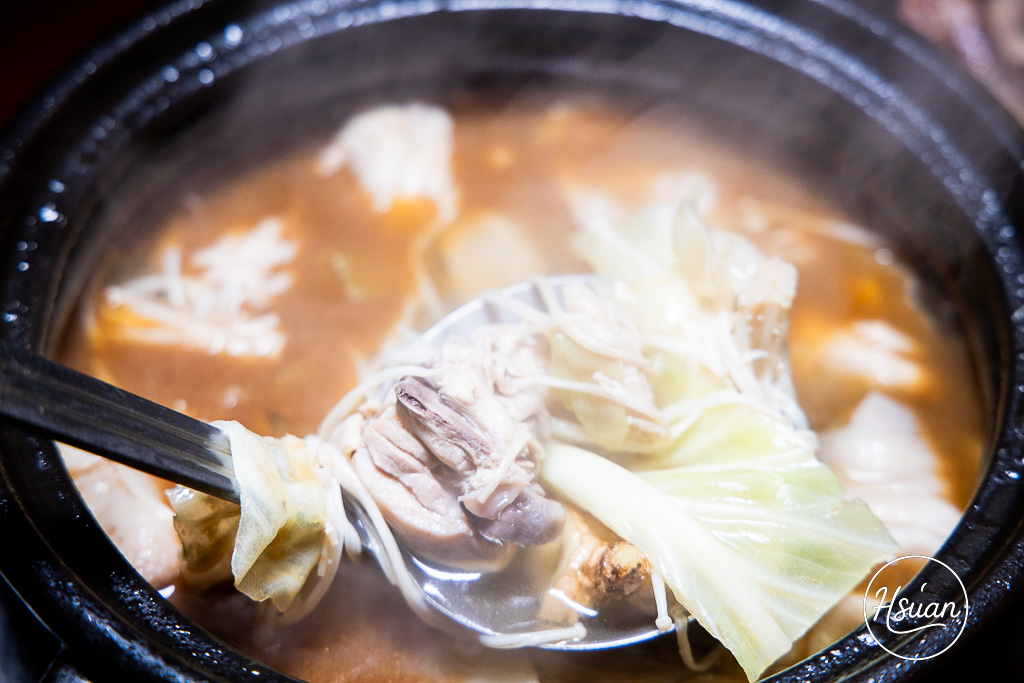 【士林夜市美食】雞老闆桶仔雞士林店：捷運劍潭站一出站就衝，這家聚餐送烤雞你不能不知道! 私藏分享「士林聚餐推薦」！ @About Hsuan美美媽咪親子美食旅遊