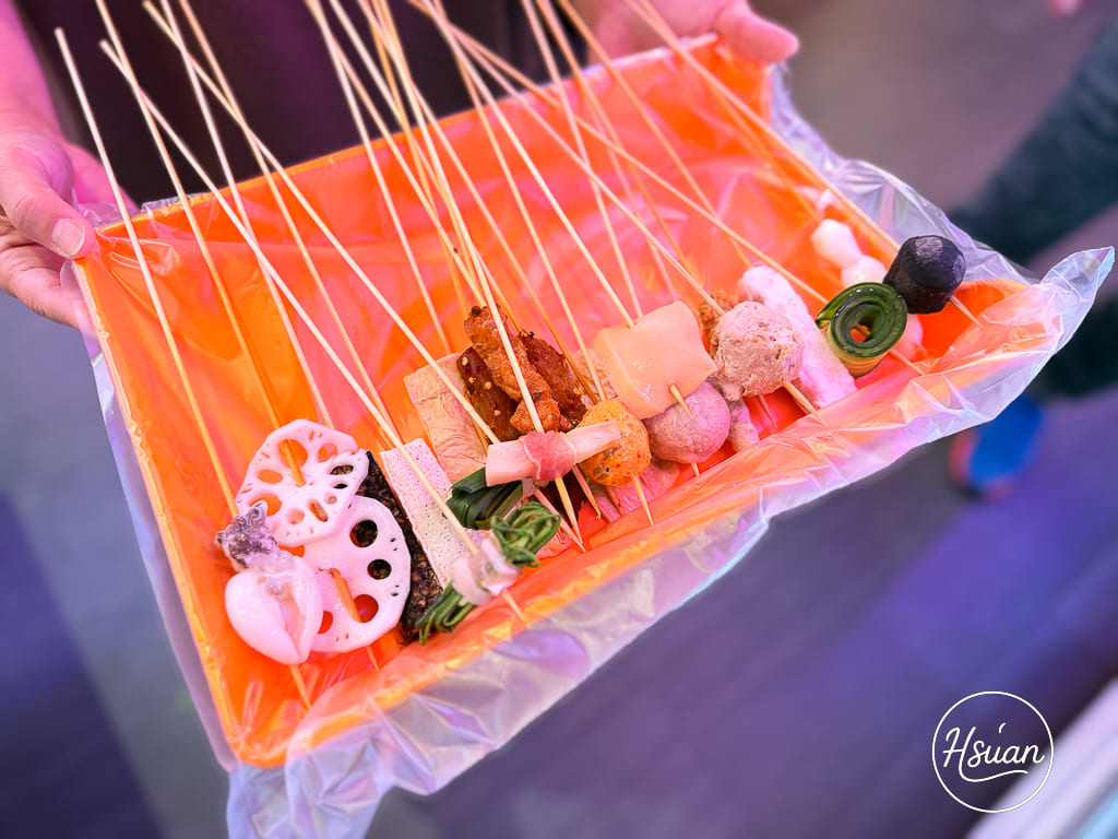 台北中山區美食｜一串只要10元！置身港式霓虹的串串饗宴：嗯雞刀正宗成都串串香@About Hsuan美美媽咪親子美食旅遊