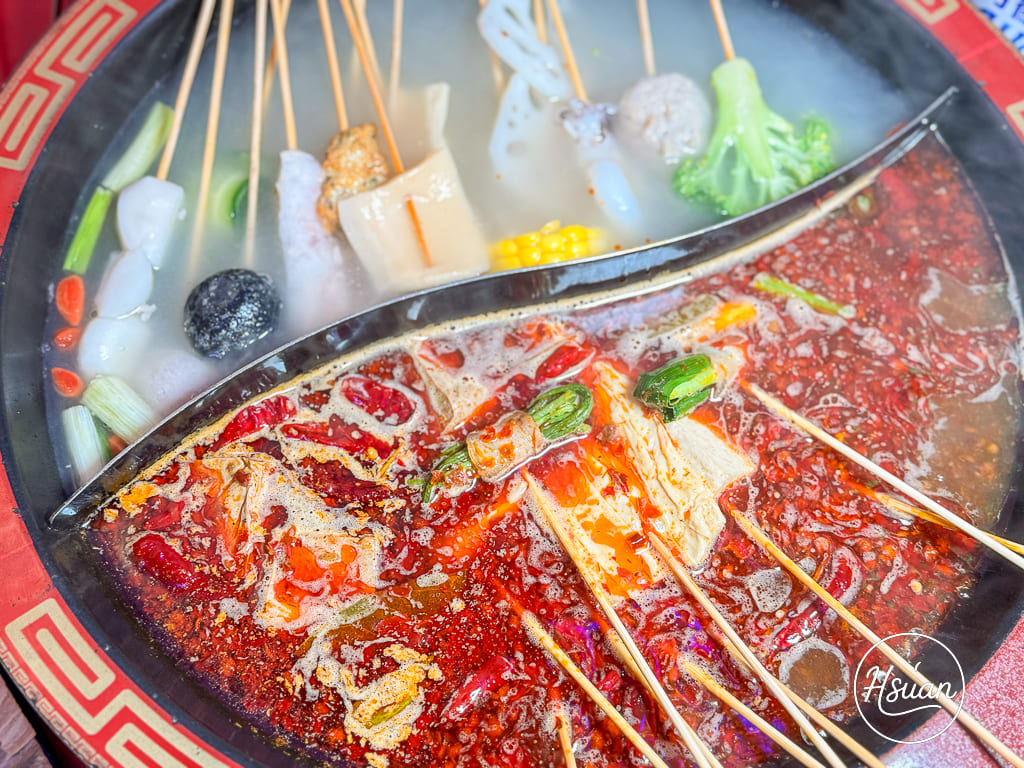 台北中山區美食｜一串只要10元！置身港式霓虹的串串饗宴：嗯雞刀正宗成都串串香@About Hsuan美美媽咪親子美食旅遊