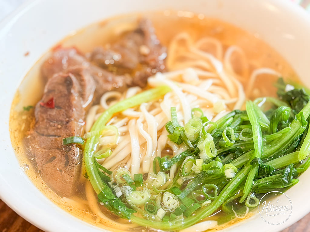 【台中東勢美食】怒騾子牛肉麵：隱身市場的排隊傳奇，還沒開門就排爆！點乾麵免費送你青菜湯還能續碗 @About Hsuan美美媽咪親子美食旅遊