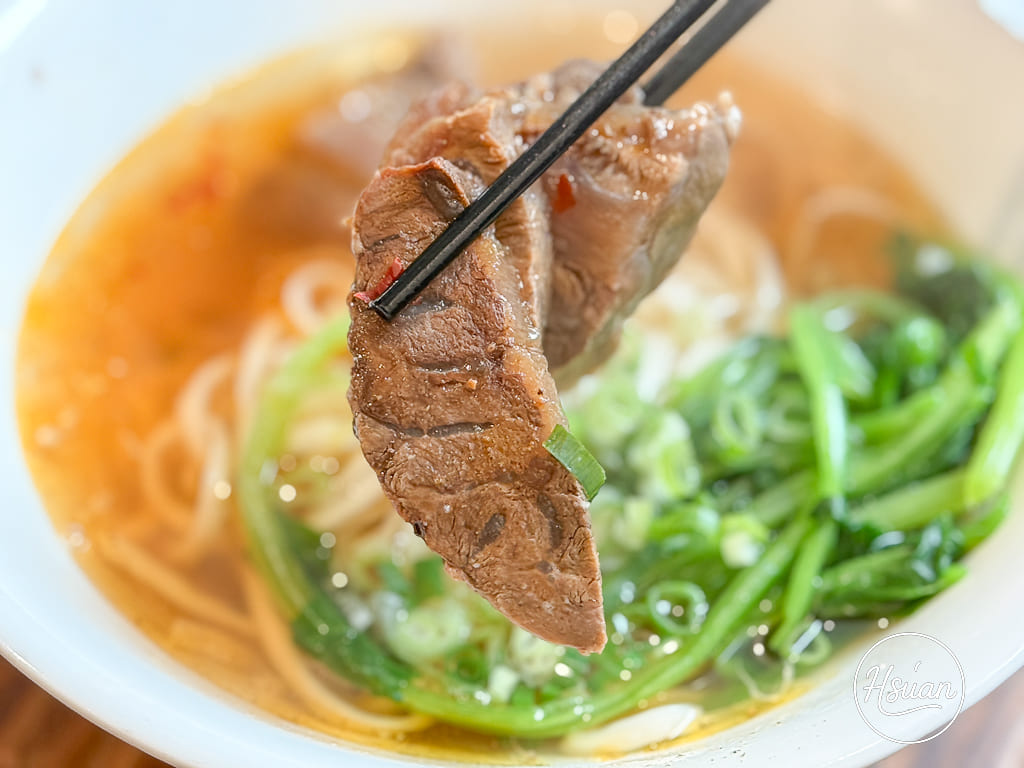 【台中東勢美食】怒騾子牛肉麵：隱身市場的排隊傳奇，還沒開門就排爆！點乾麵免費送你青菜湯還能續碗 @About Hsuan美美媽咪親子美食旅遊