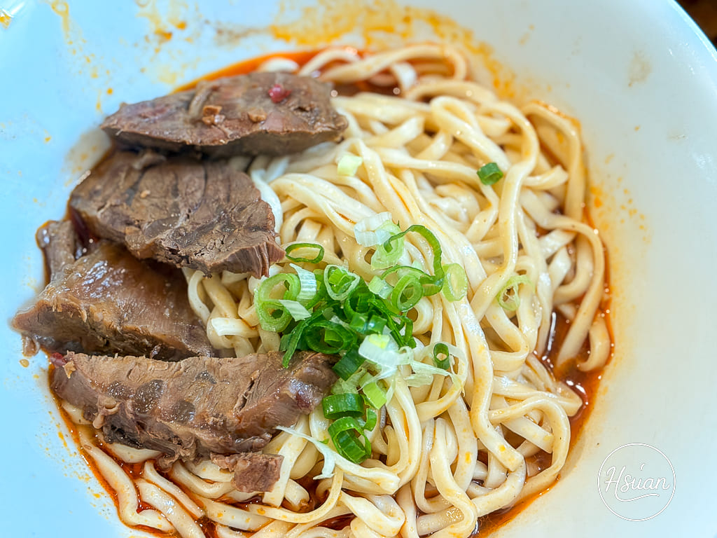 【台中東勢美食】怒騾子牛肉麵：隱身市場的排隊傳奇，還沒開門就排爆！點乾麵免費送你青菜湯還能續碗 @About Hsuan美美媽咪親子美食旅遊