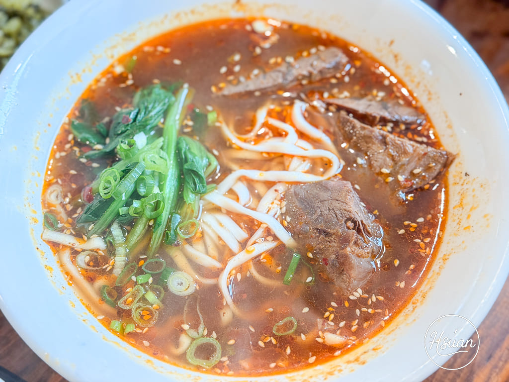 【台中東勢美食】怒騾子牛肉麵：隱身市場的排隊傳奇，還沒開門就排爆！點乾麵免費送你青菜湯還能續碗 @About Hsuan美美媽咪親子美食旅遊