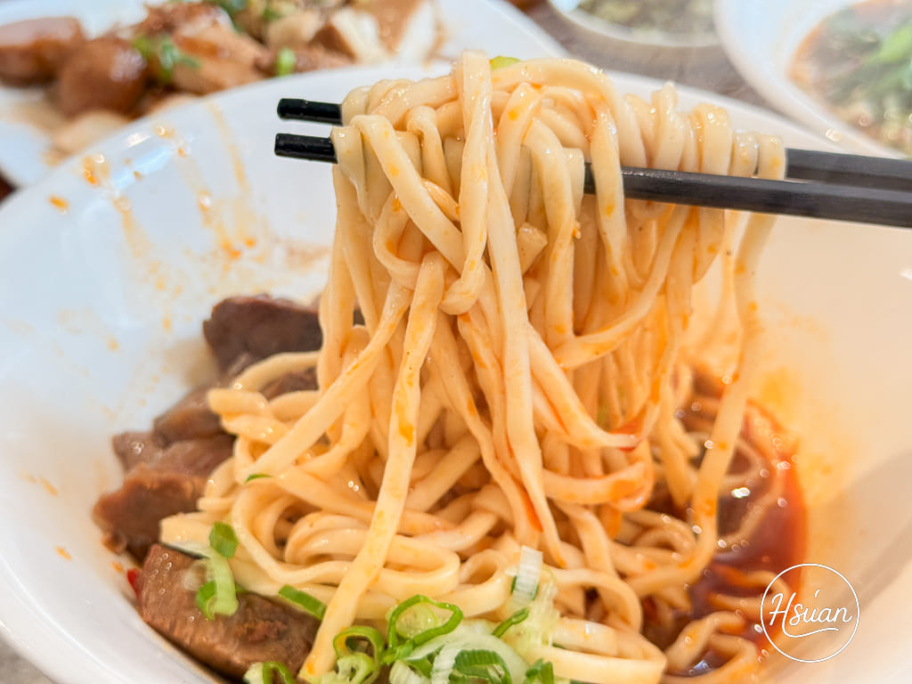 【台中東勢美食】怒騾子牛肉麵：隱身市場的排隊傳奇，還沒開門就排爆！點乾麵免費送你青菜湯還能續碗 @About Hsuan美美媽咪親子美食旅遊