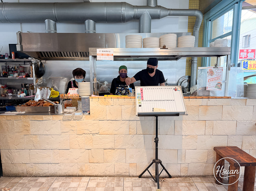 【台中東勢美食】怒騾子牛肉麵：隱身市場的排隊傳奇，還沒開門就排爆！點乾麵免費送你青菜湯還能續碗 @About Hsuan美美媽咪親子美食旅遊
