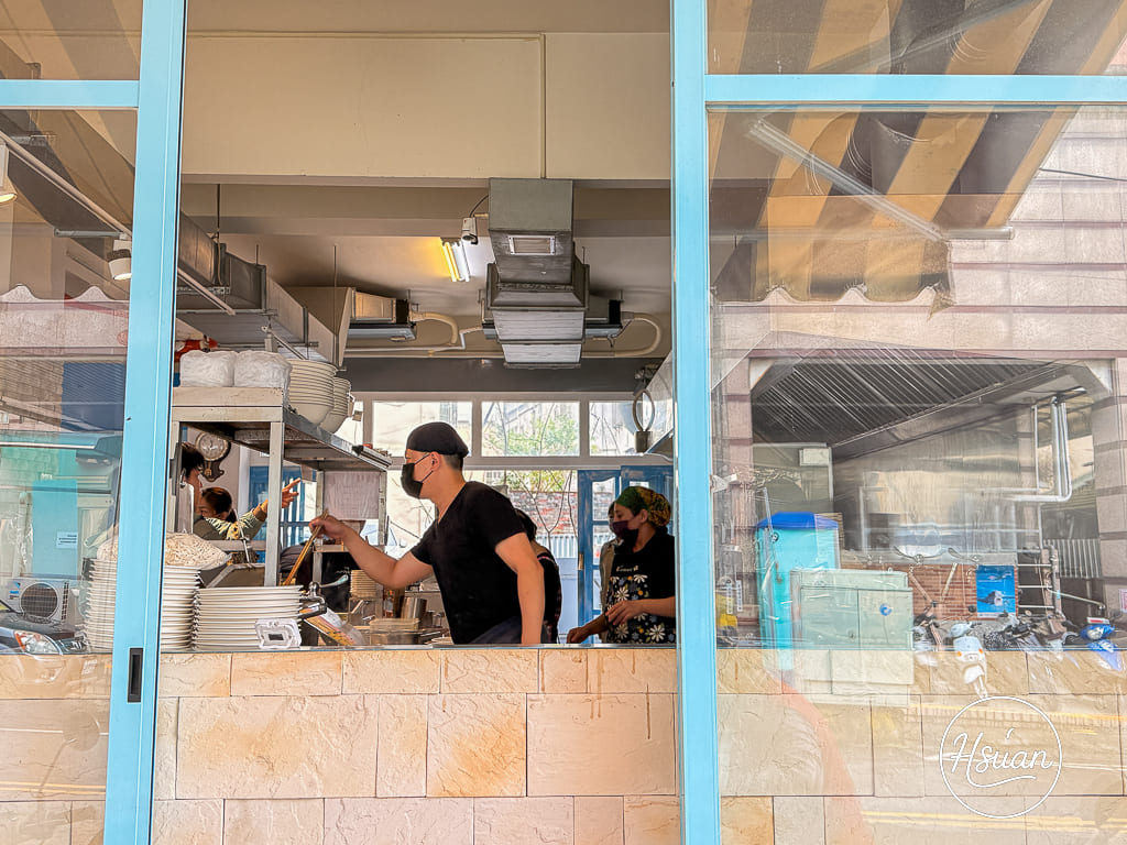【台中東勢美食】怒騾子牛肉麵：隱身市場的排隊傳奇，還沒開門就排爆！點乾麵免費送你青菜湯還能續碗 @About Hsuan美美媽咪親子美食旅遊