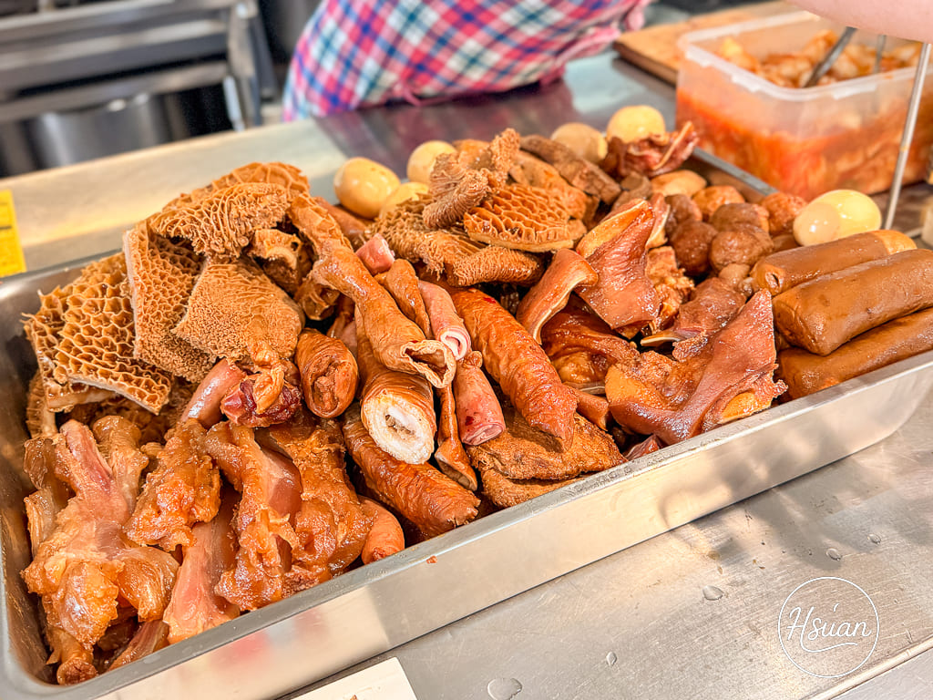 【台中東勢美食】怒騾子牛肉麵：隱身市場的排隊傳奇，還沒開門就排爆！點乾麵免費送你青菜湯還能續碗 @About Hsuan美美媽咪親子美食旅遊