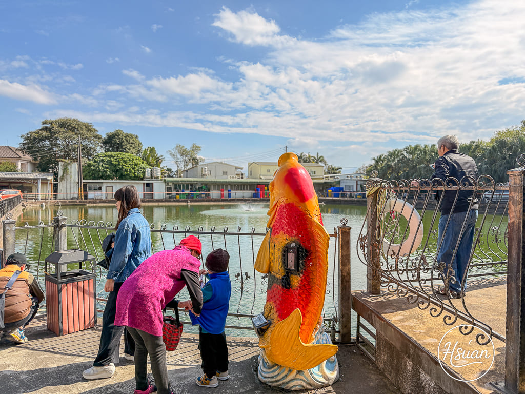中壢平鎮聚餐首選 台灣番鴨園區金陵店 臉盆薑母鴨霸氣上桌，雞油拌飯、麵線吃到飽，還有大魚池溜滑梯可以玩耍 @About Hsuan美美媽咪親子美食旅遊