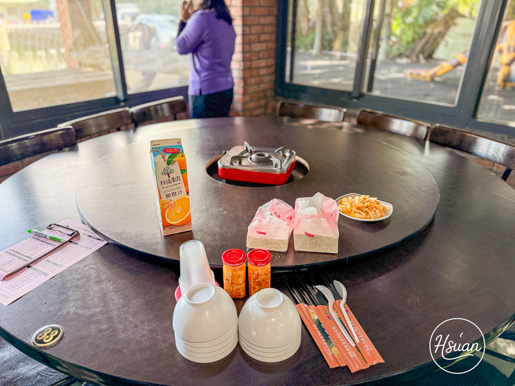 中壢平鎮聚餐首選 台灣番鴨園區金陵店 臉盆薑母鴨霸氣上桌，雞油拌飯、麵線吃到飽，還有大魚池溜滑梯可以玩耍 @About Hsuan美美媽咪親子美食旅遊