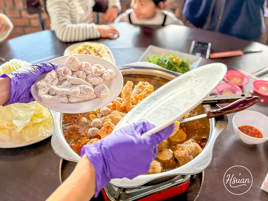 中壢平鎮聚餐首選 台灣番鴨園區金陵店 臉盆薑母鴨霸氣上桌，雞油拌飯、麵線吃到飽，還有大魚池溜滑梯可以玩耍 @About Hsuan美美媽咪親子美食旅遊