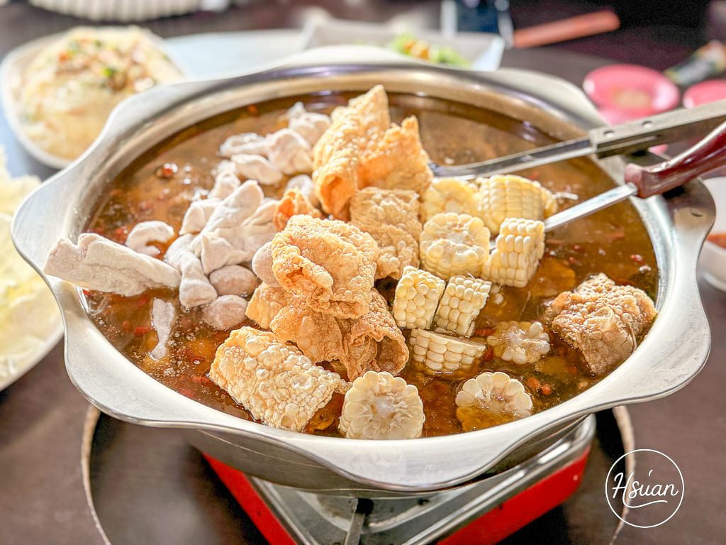 中壢平鎮聚餐首選 台灣番鴨園區金陵店 臉盆薑母鴨霸氣上桌，雞油拌飯、麵線吃到飽，還有大魚池溜滑梯可以玩耍 @About Hsuan美美媽咪親子美食旅遊