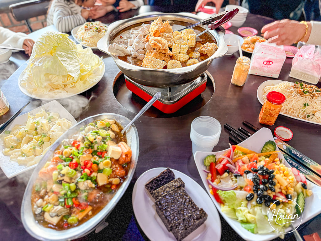 中壢平鎮聚餐首選 台灣番鴨園區金陵店 臉盆薑母鴨霸氣上桌，雞油拌飯、麵線吃到飽，還有大魚池溜滑梯可以玩耍 @About Hsuan美美媽咪親子美食旅遊