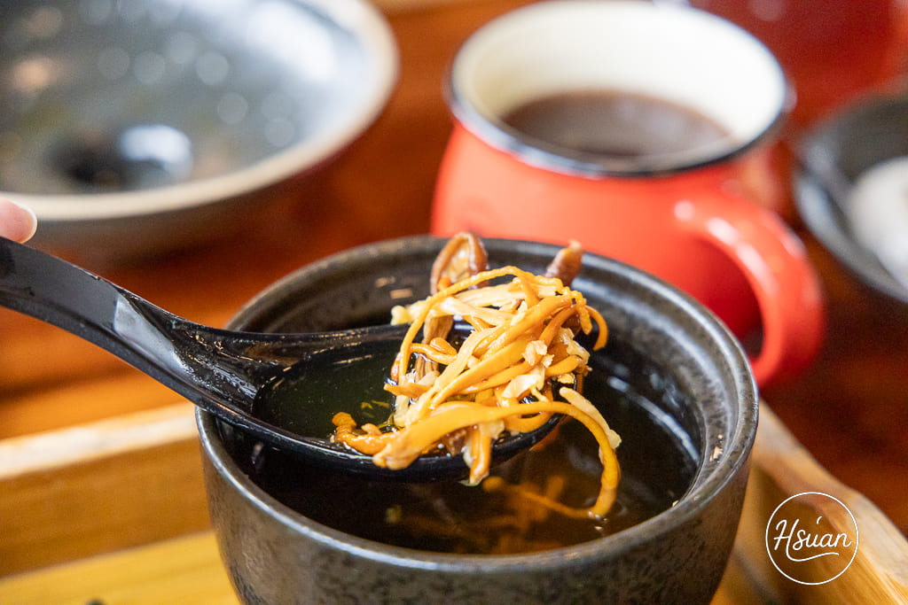 【桃園觀音美食】崙坪好客食堂旗艦店：藏身森林中的日系日式木屋，來軍中廣播站吃道地客家味！ @About Hsuan美美媽咪親子美食旅遊