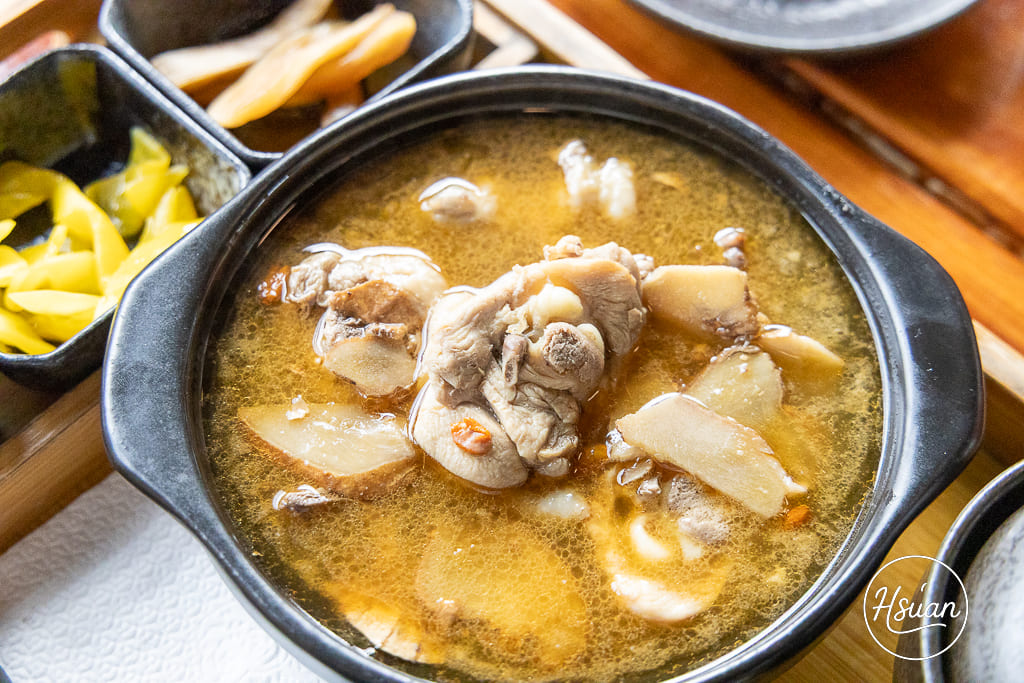 【桃園觀音美食】崙坪好客食堂旗艦店：藏身森林中的日系日式木屋，來軍中廣播站吃道地客家味！ @About Hsuan美美媽咪親子美食旅遊