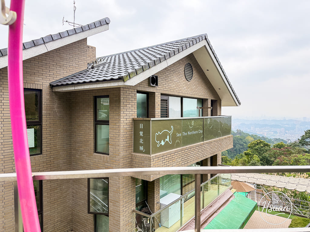 【2026貓空咖啡廳推薦】目覺北城See the northern city：遠眺台北 101 窗景的座位，質感鬆餅與精品咖啡的完美約會 @About Hsuan美美媽咪親子美食旅遊
