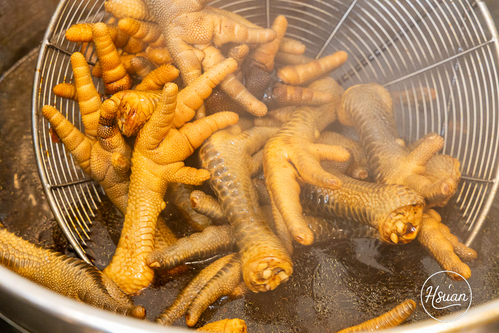 【桃園龜山美食】陸光眷村老滷 排隊也要吃的神級滷味！14隻雞腳$100 超高CP值，揭秘只送不賣的靈魂油潑辣子 @About Hsuan美美媽咪親子美食旅遊