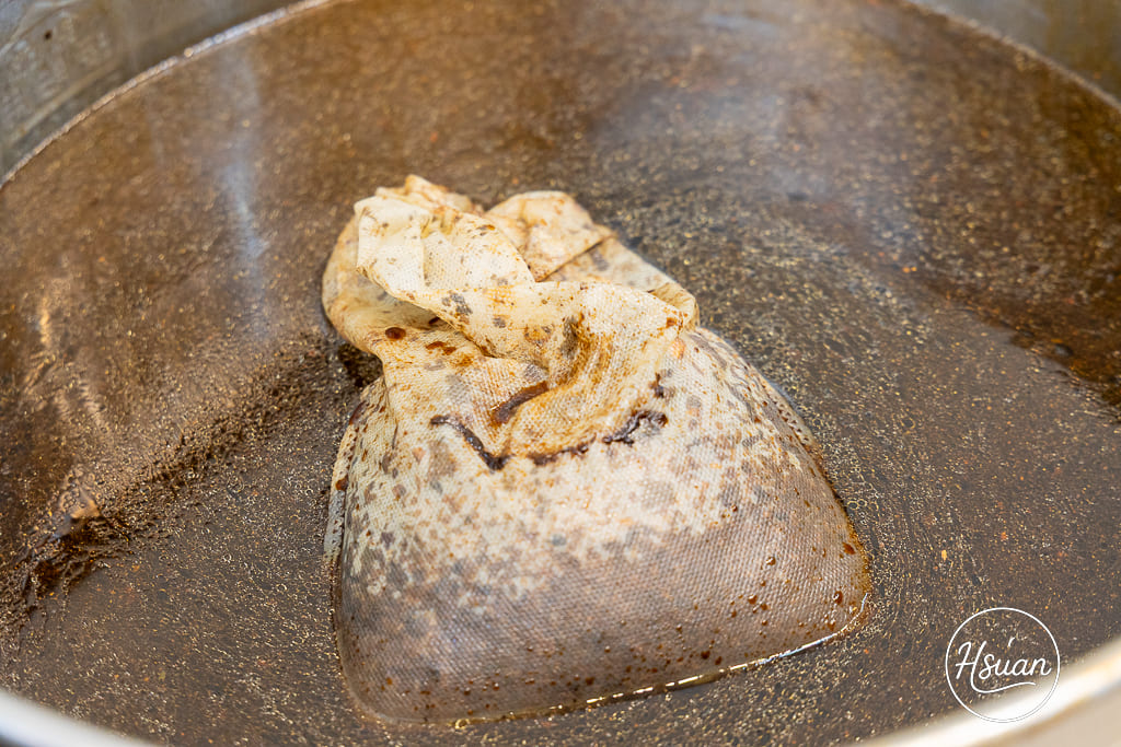 【桃園龜山美食】陸光眷村老滷 排隊也要吃的神級滷味！14隻雞腳$100 超高CP值，揭秘只送不賣的靈魂油潑辣子 @About Hsuan美美媽咪親子美食旅遊