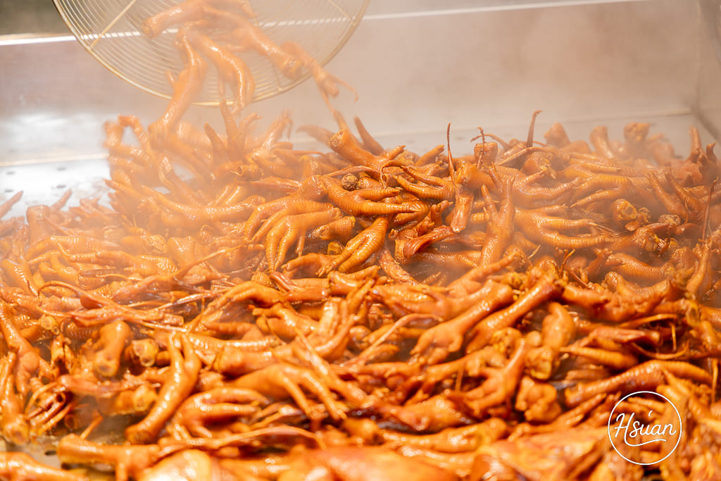 【桃園龜山美食】陸光眷村老滷 排隊也要吃的神級滷味！14隻雞腳$100 超高CP值，揭秘只送不賣的靈魂油潑辣子 @About Hsuan美美媽咪親子美食旅遊