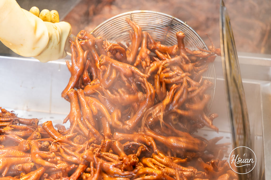 【桃園龜山美食】陸光眷村老滷 排隊也要吃的神級滷味！14隻雞腳$100 超高CP值，揭秘只送不賣的靈魂油潑辣子 @About Hsuan美美媽咪親子美食旅遊