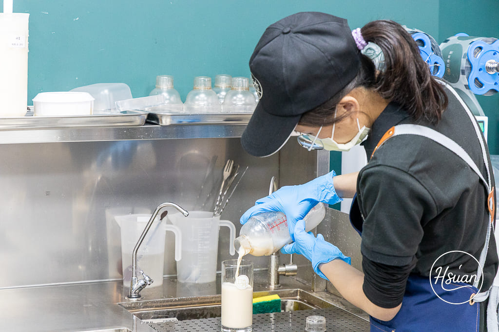 桃園南崁下午茶推薦｜丘森茶室南崁旗艦店：手搖飲也能優雅內用？必喝得獎重乳白玉璽，南崁歐風質感手搖店新指標！ @About Hsuan美美媽咪親子美食旅遊