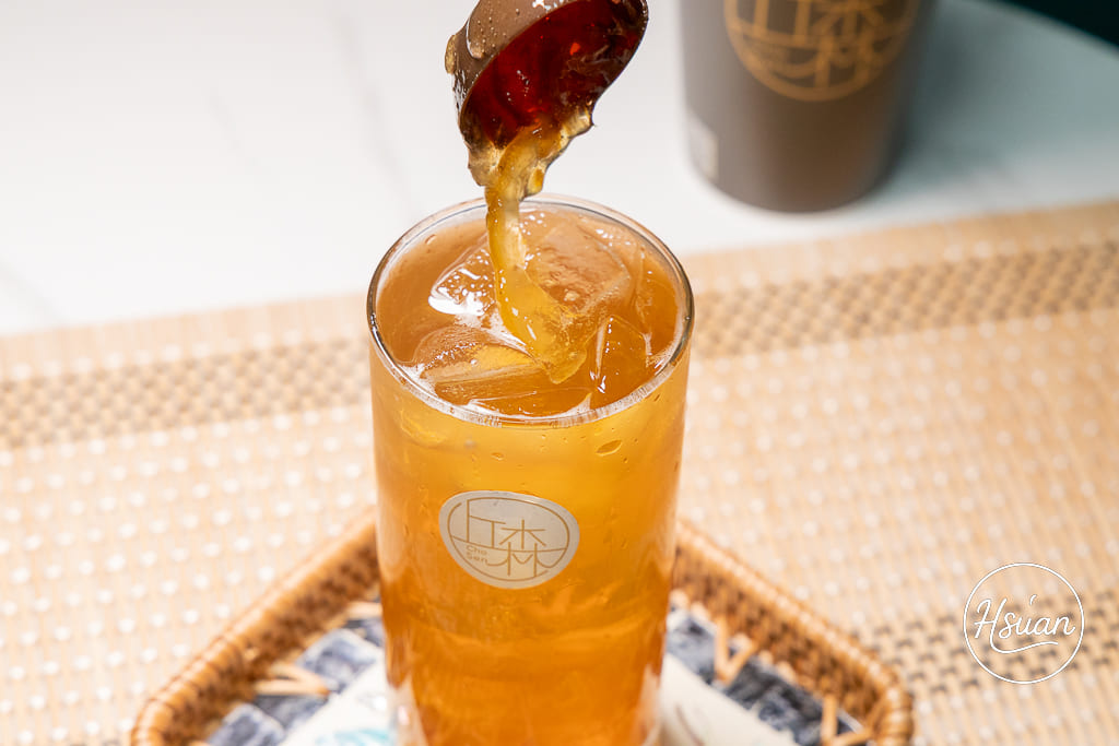 桃園南崁下午茶推薦｜丘森茶室南崁旗艦店：手搖飲也能優雅內用？必喝得獎重乳白玉璽，南崁歐風質感手搖店新指標！ @About Hsuan美美媽咪親子美食旅遊