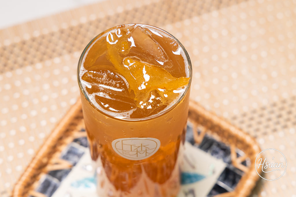 桃園南崁下午茶推薦｜丘森茶室南崁旗艦店：手搖飲也能優雅內用？必喝得獎重乳白玉璽，南崁歐風質感手搖店新指標！ @About Hsuan美美媽咪親子美食旅遊