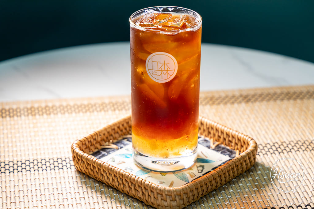 桃園南崁下午茶推薦｜丘森茶室南崁旗艦店：手搖飲也能優雅內用？必喝得獎重乳白玉璽，南崁歐風質感手搖店新指標！ @About Hsuan美美媽咪親子美食旅遊