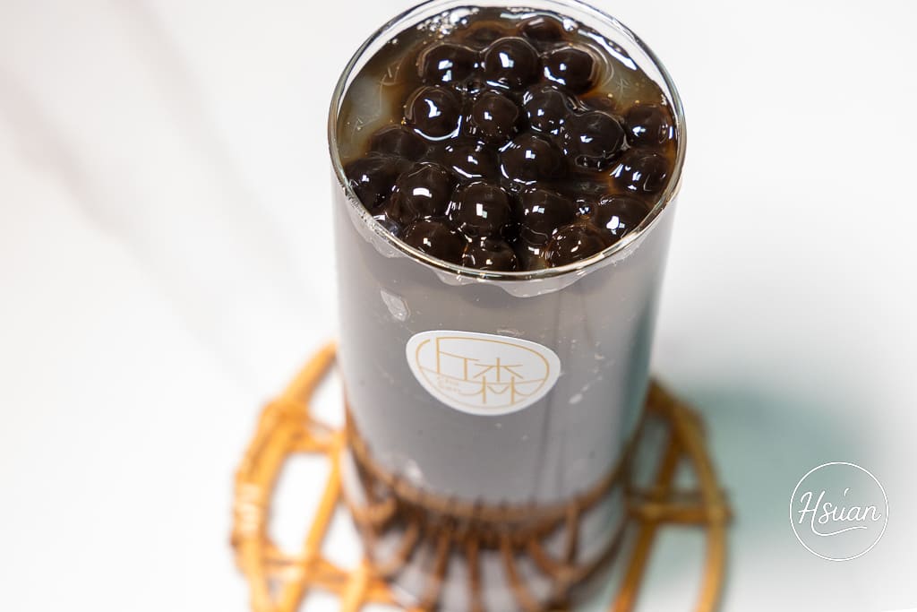 桃園南崁下午茶推薦｜丘森茶室南崁旗艦店：手搖飲也能優雅內用？必喝得獎重乳白玉璽，南崁歐風質感手搖店新指標！ @About Hsuan美美媽咪親子美食旅遊