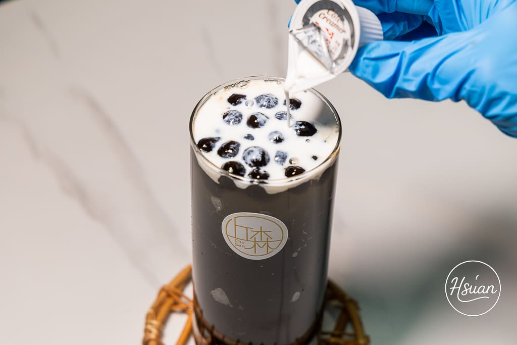 桃園南崁下午茶推薦｜丘森茶室南崁旗艦店：手搖飲也能優雅內用？必喝得獎重乳白玉璽，南崁歐風質感手搖店新指標！ @About Hsuan美美媽咪親子美食旅遊