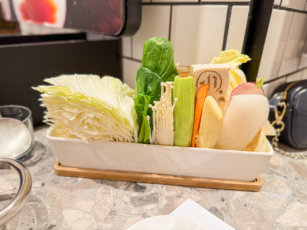 台北信義區火鍋推薦|小川鍋物信義店 藏在 A4 裡的極簡日系靈魂,喝一口日本百年老店傳承黃金湯,被 12 節氣菜盤療癒了! @About Hsuan美美媽咪親子美食旅遊 台北信義區火鍋推薦|小川鍋物信義店 藏在 A4 裡的極簡日系靈魂,喝一口日本百年老店傳承黃金湯,被 12 節氣菜盤療癒了! @About Hsuan美美媽咪親子美食旅遊