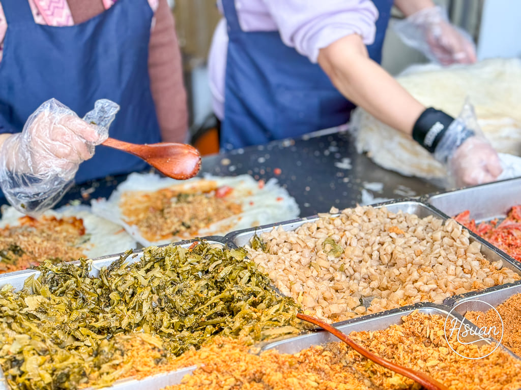 【中壢車站美食】劉家現做潤餅 份量大到炸開！兩個拳頭大的紮實料多，清明節排隊必買的巨無霸銅板美食 @About Hsuan美美媽咪親子美食旅遊