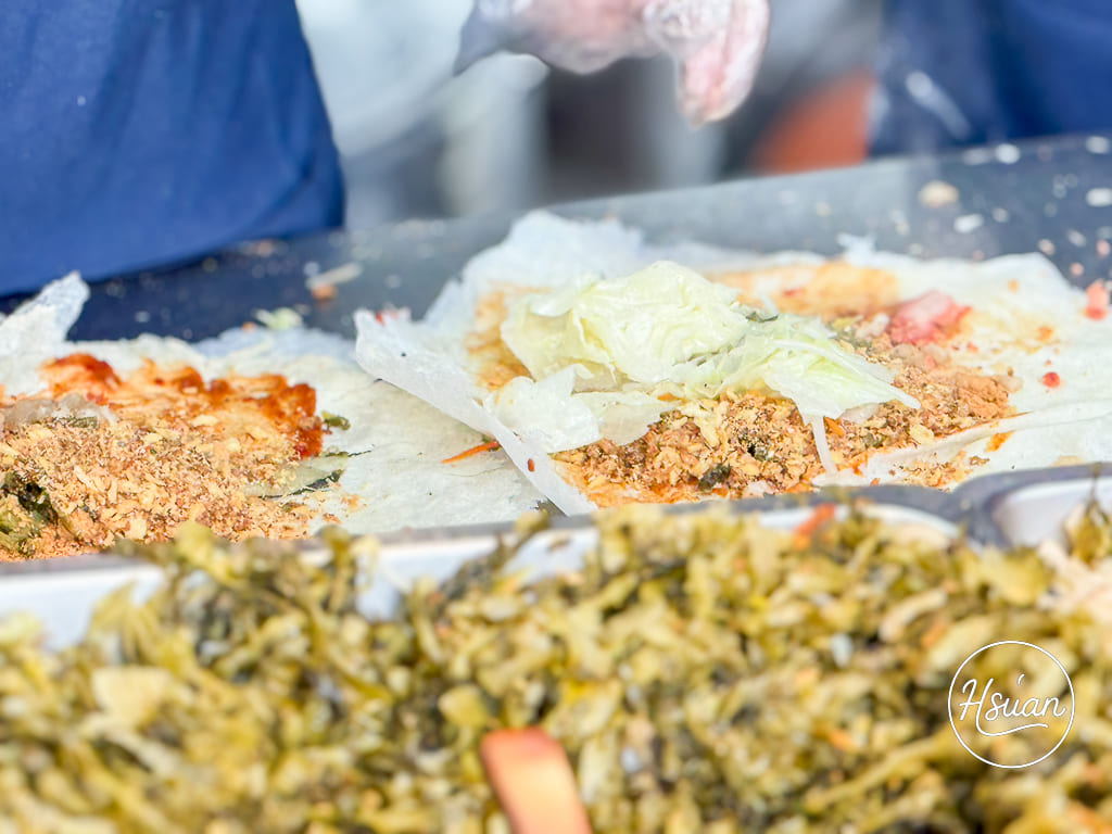 【中壢車站美食】劉家現做潤餅 份量大到炸開！兩個拳頭大的紮實料多，清明節排隊必買的巨無霸銅板美食 @About Hsuan美美媽咪親子美食旅遊