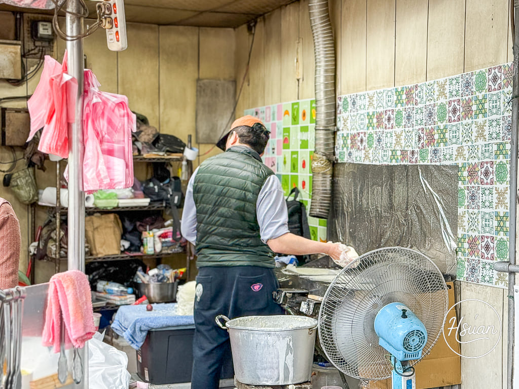【中壢車站美食】劉家現做潤餅 份量大到炸開！兩個拳頭大的紮實料多，清明節排隊必買的巨無霸銅板美食 @About Hsuan美美媽咪親子美食旅遊